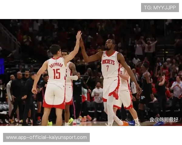 谢波德连续投中三分球，火箭外线火力全开